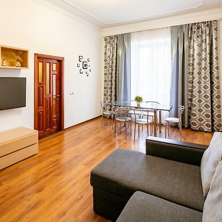 Bv Apartments Exquisite Lviv Bagian luar foto
