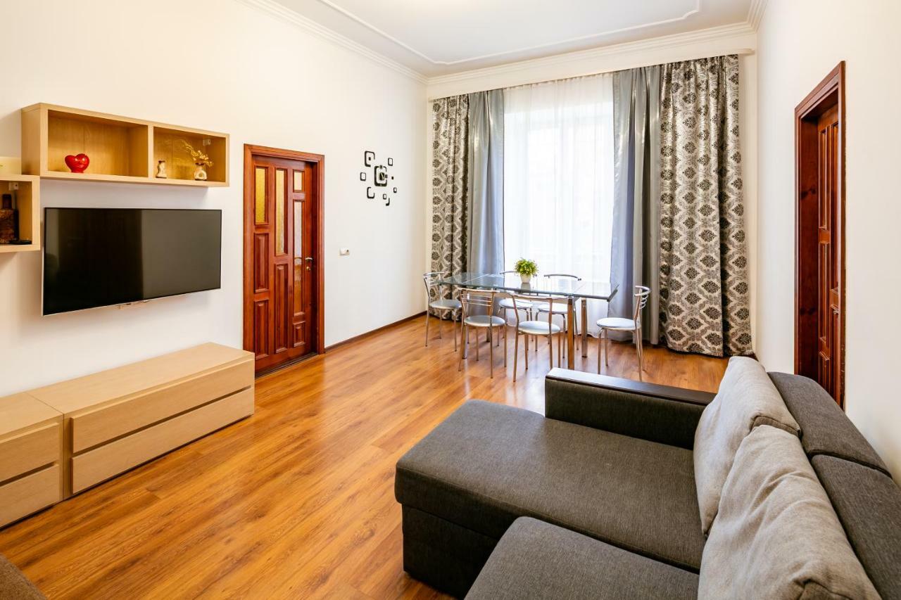 Bv Apartments Exquisite Lviv Bagian luar foto