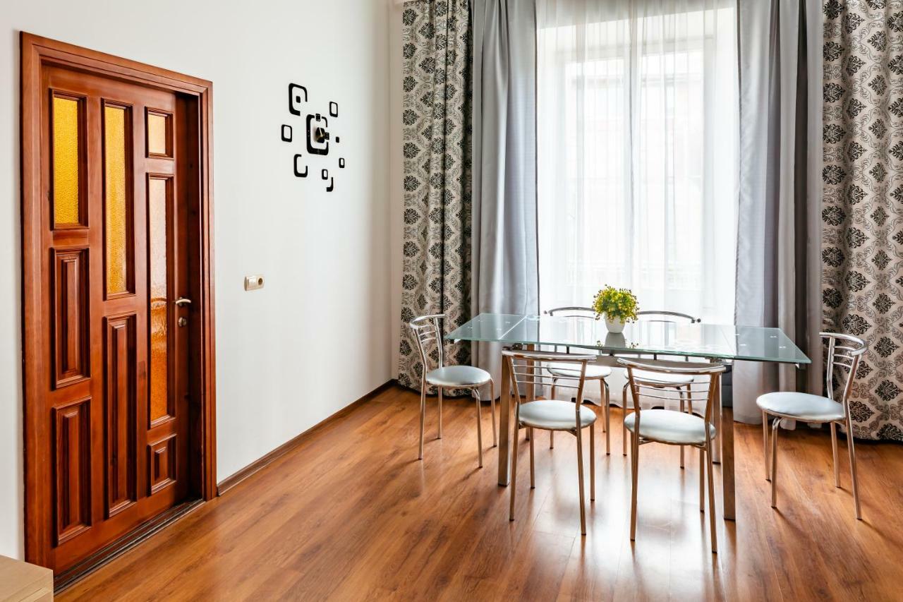 Bv Apartments Exquisite Lviv Bagian luar foto